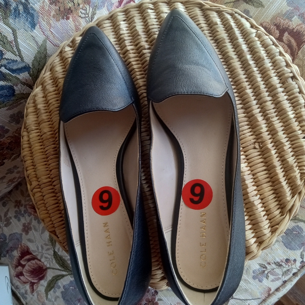 Size 6 point black leather loafer small block heels